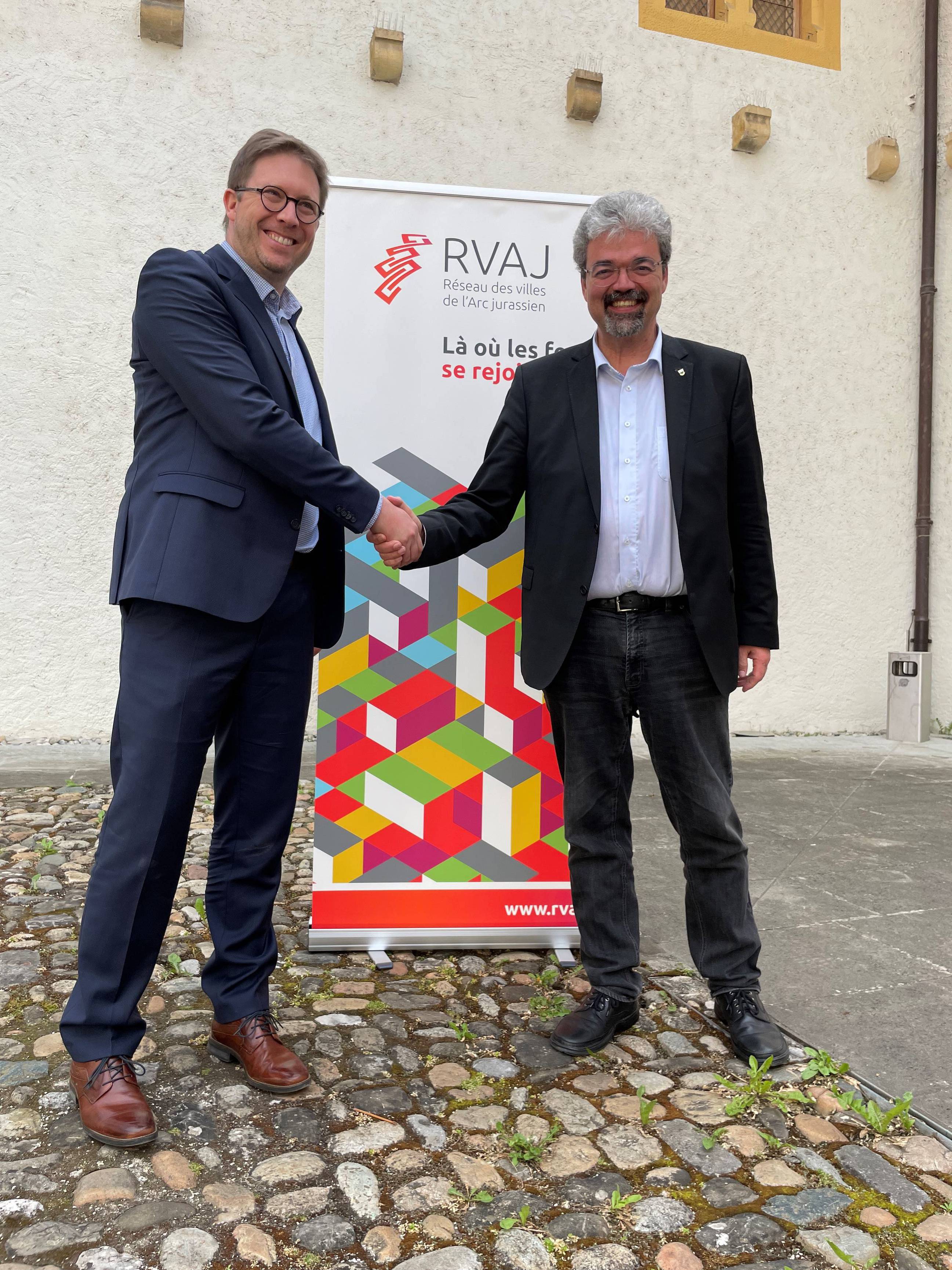 Passage de témoin entre Patrick Tanner, président sortant du RVAJ et Pierre Dessemontet, nouveau président du RVAJ et Syndic d'Yverdon-les-Bains