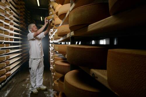 Fabrication de la Tête de Moine à la fromagerie Spielhofer, Saint-Imier © Xavier Voirol